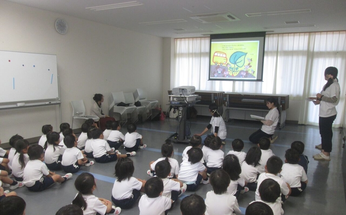 絵本の読み聞かせ（附属幼稚園での実践風景）