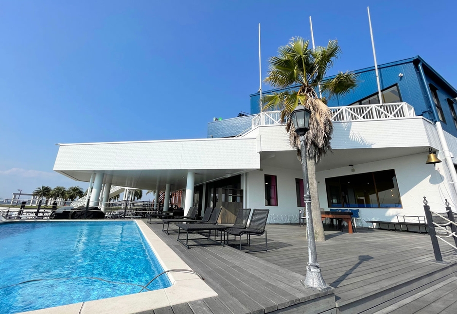 広々としたプールサイドテラス席