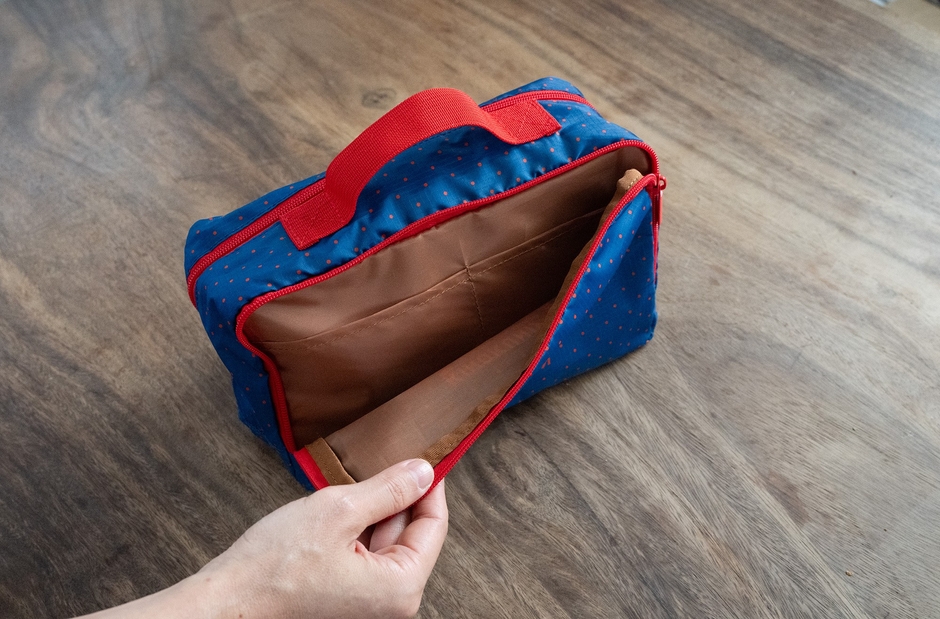 仕切りつきポケットありのサブ収納