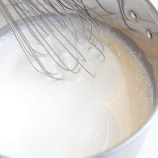 北海道十勝の生乳からつくられた乳原料100％の純動物性「国産生クリーム」