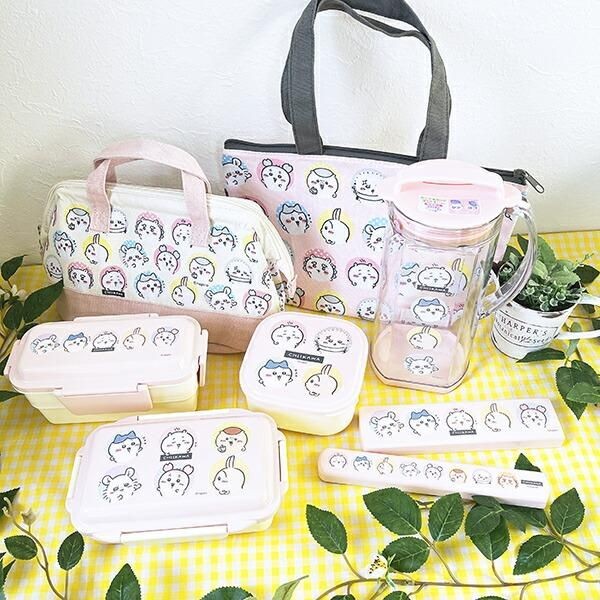 淡いピンクが春らしいちいかわのランチグッズ特集。ランチトートやお弁当箱等、表情豊かなちいかわたちと優しいピンク色に心和む