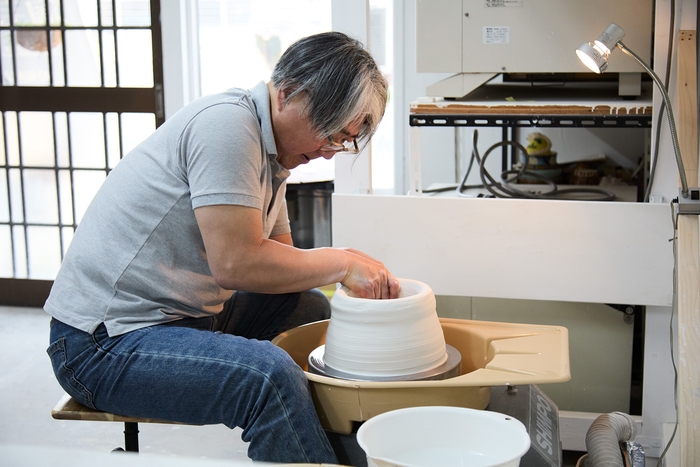 製作中の佐藤典克氏