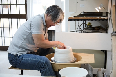 製作中の佐藤典克氏