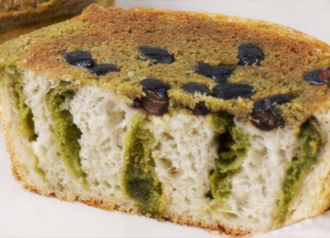 天面のダマンド生地と異なり、中はしっとりとした口あたり。北海道産小麦のデニッシュ生地と織りなす断面がとってもキレイ!