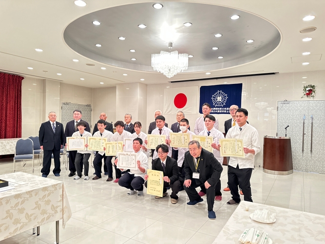 青年料理技能向上コンクール受賞者と審査員