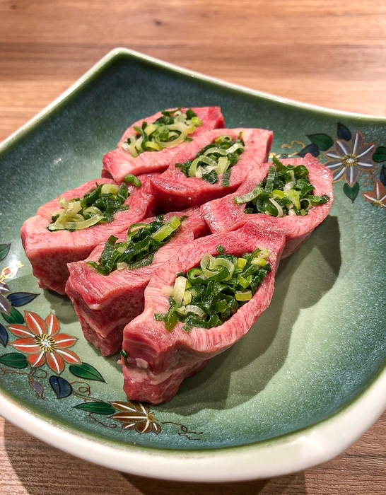 肉しん名物の「厚切りタン塩」