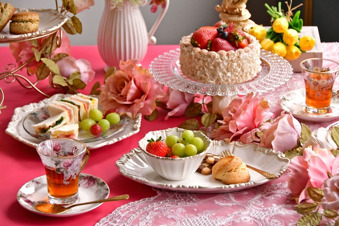 薔薇のティースタンド×花柄ガラス食器でロマンチックなアフタヌーンティー(3)