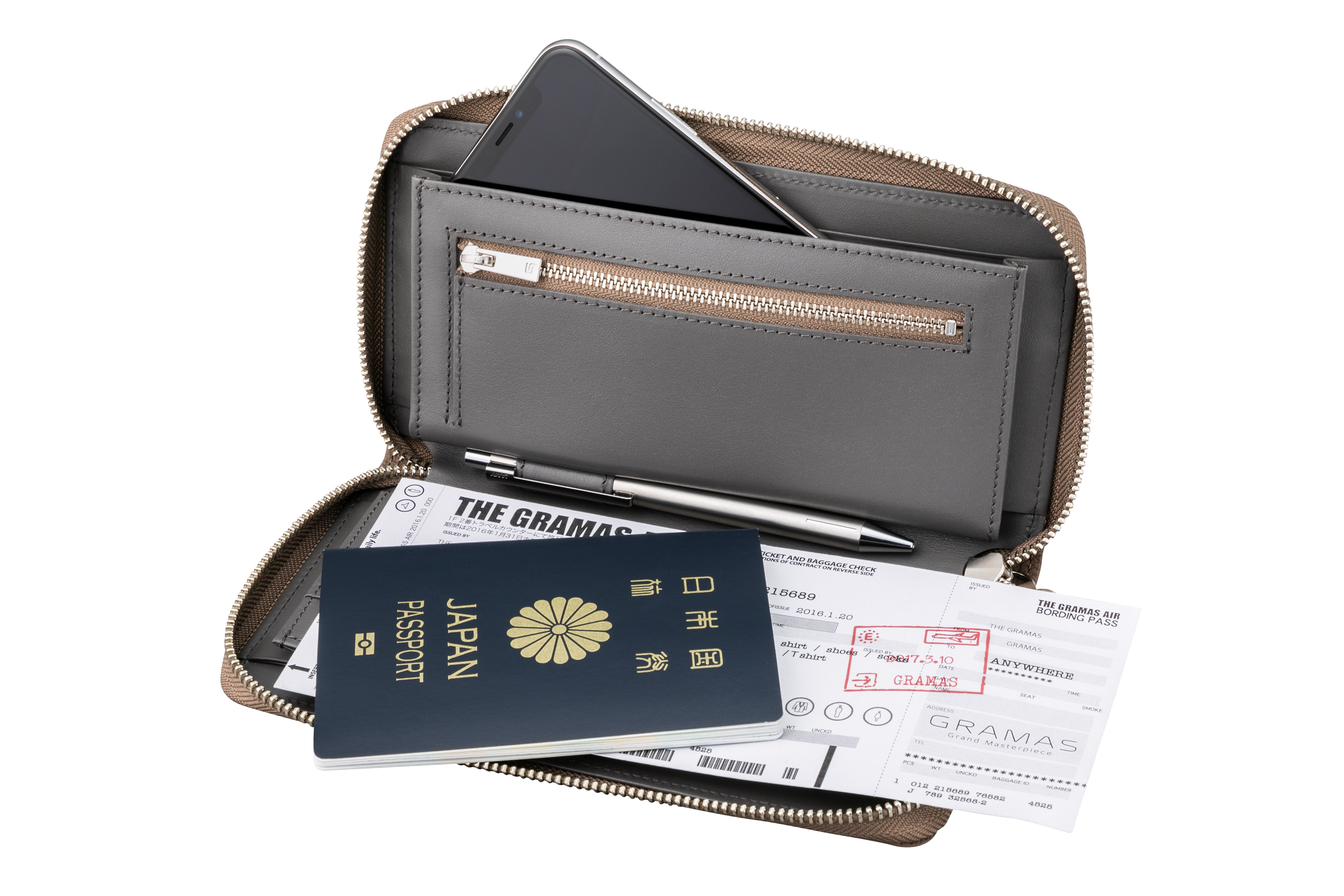 海外への出張や旅行時、パスポートやペンなど必要な物をコンパクトに