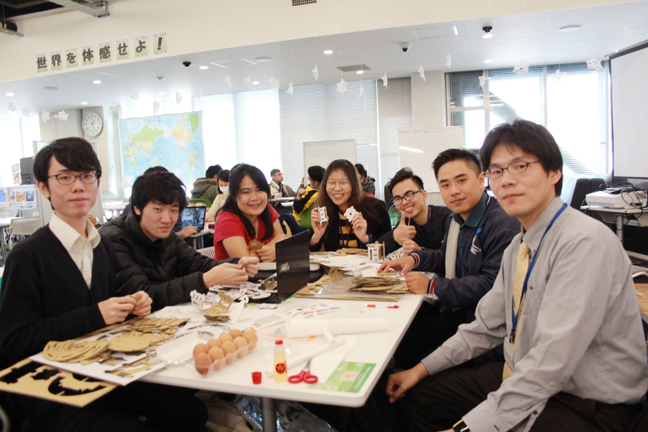 グループワークにて、企業とプロトタイプの制作を行う様子