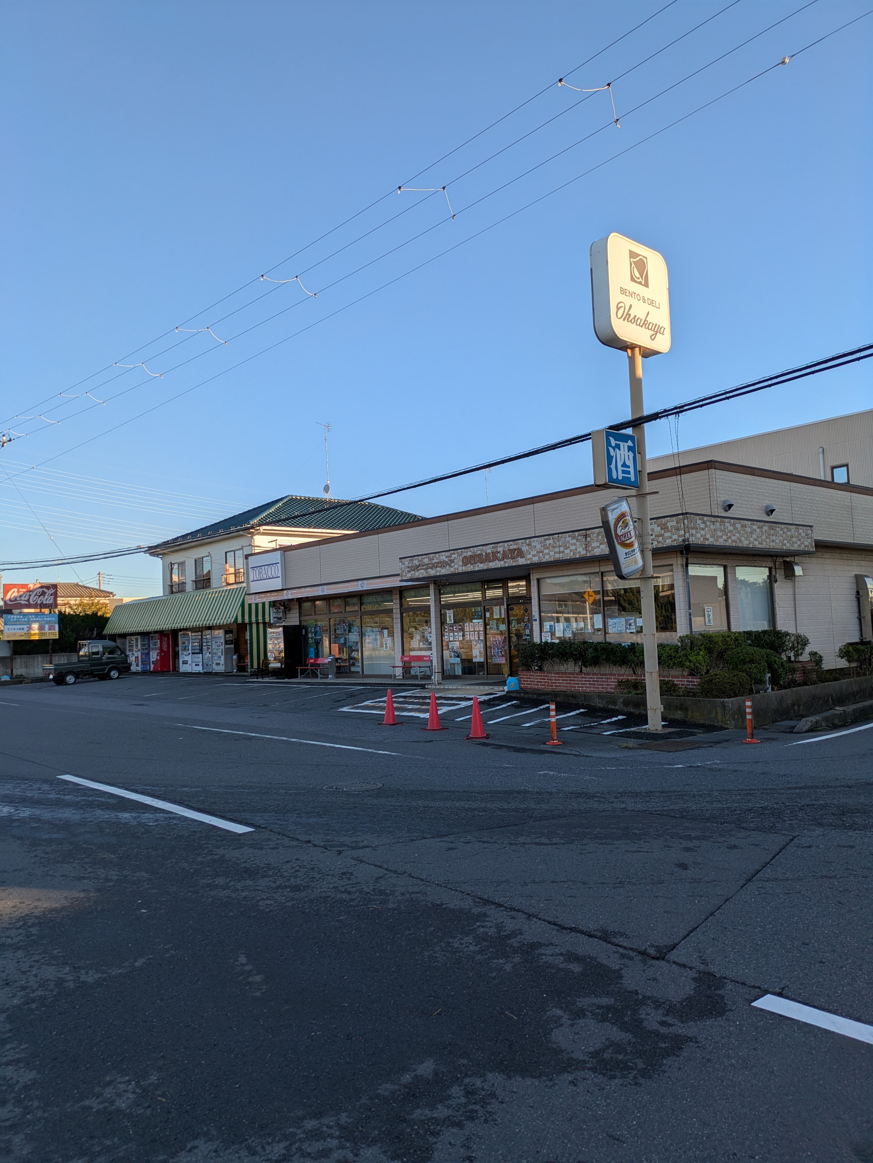 朝六時のオオサカヤ全景
