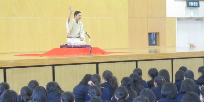 平成27年（2015年）「二ツ目」柳家ろべえ時代に本校で開催した落語会の様子