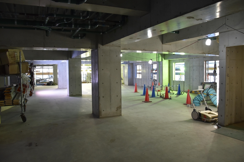 クラブハウス棟1階の内部。コンクリート壁が完成