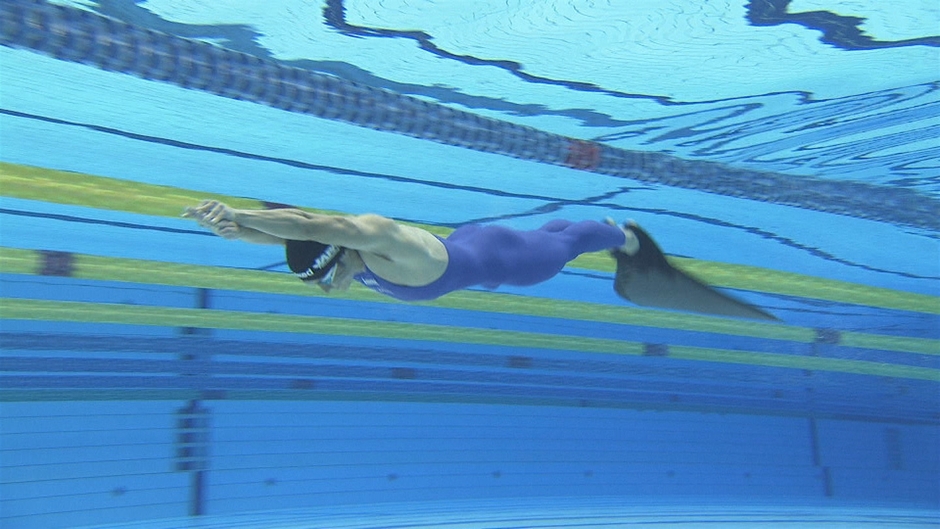 開発したフィンで記録に挑戦する依頼人