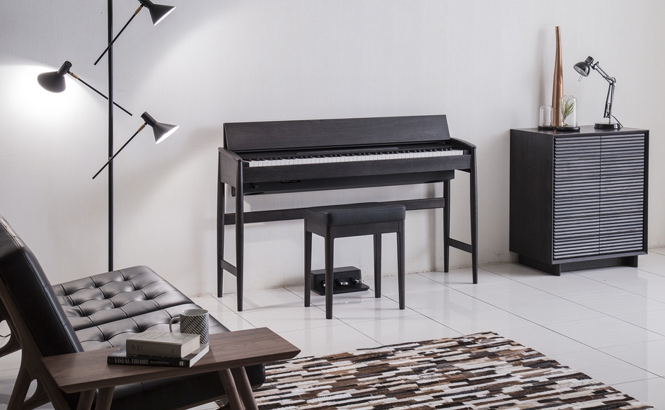 『KIYOLA』シアーブラック リビングルームでの設置イメージ