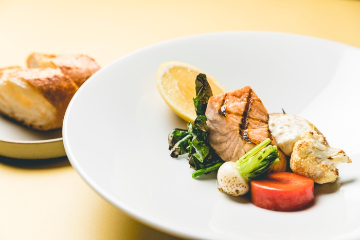 ベイクドサーモンと季節野菜 グリビッシュソース