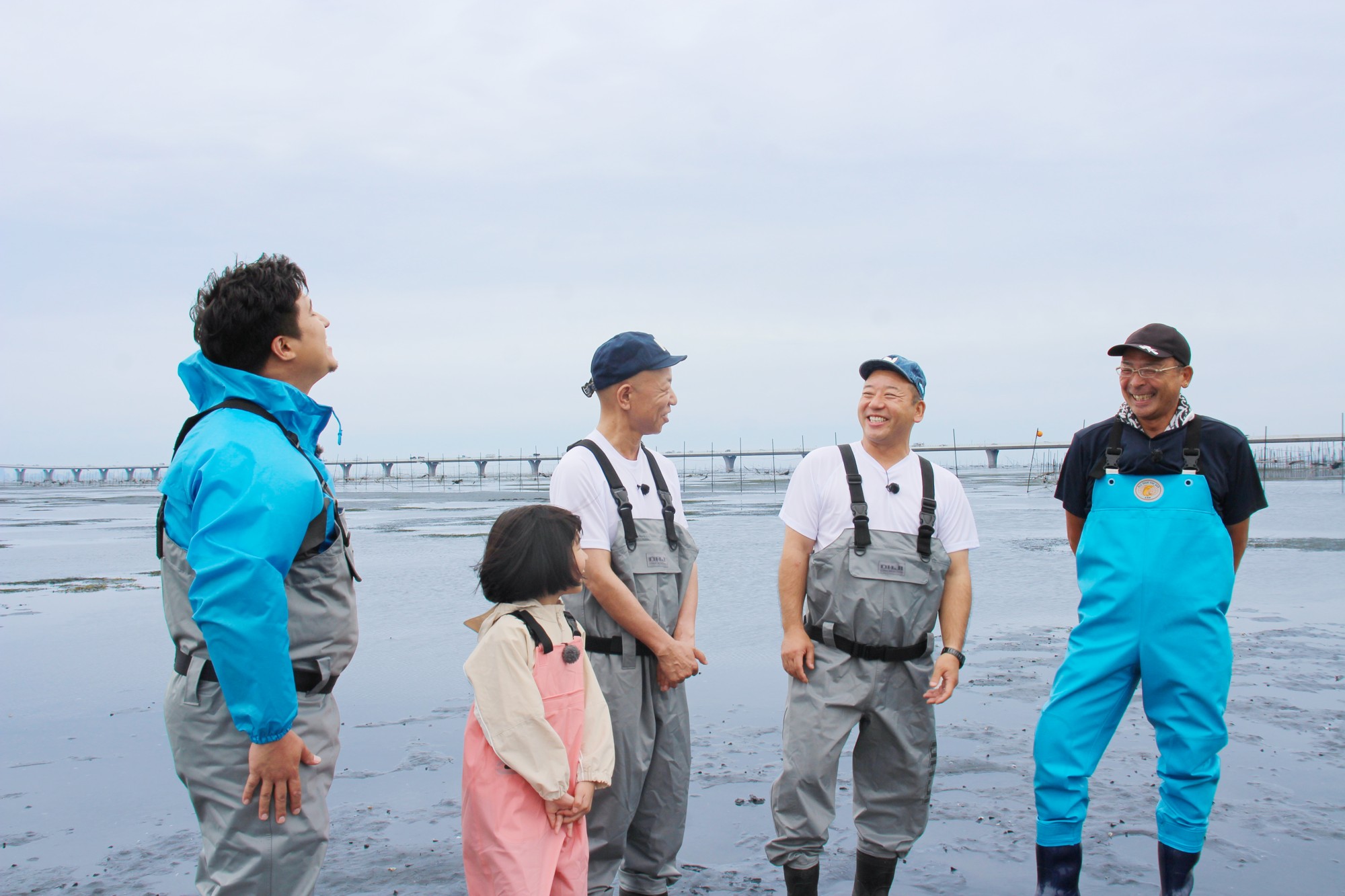 潮干狩りに挑戦する4人(左から木村昴、永尾柚乃、小峠英二、西村瑞樹)