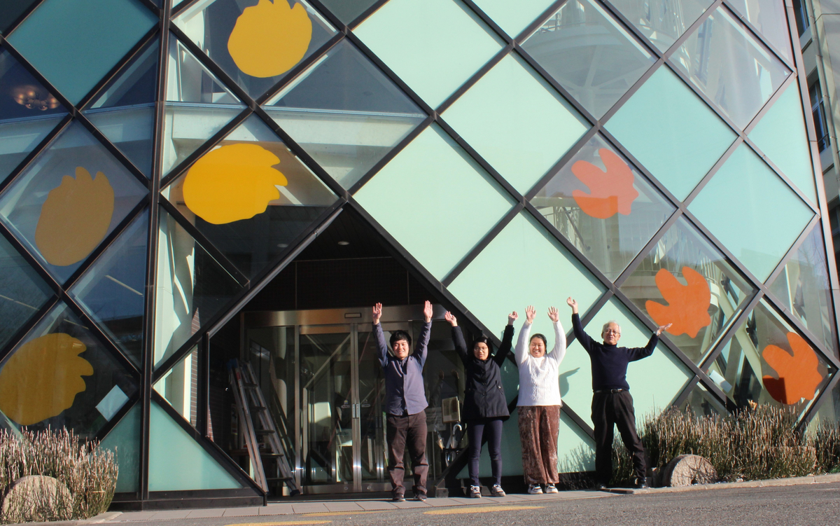 【岡山理科大学】壁面ガラスに３種類の恐竜の歩行足跡を展示！