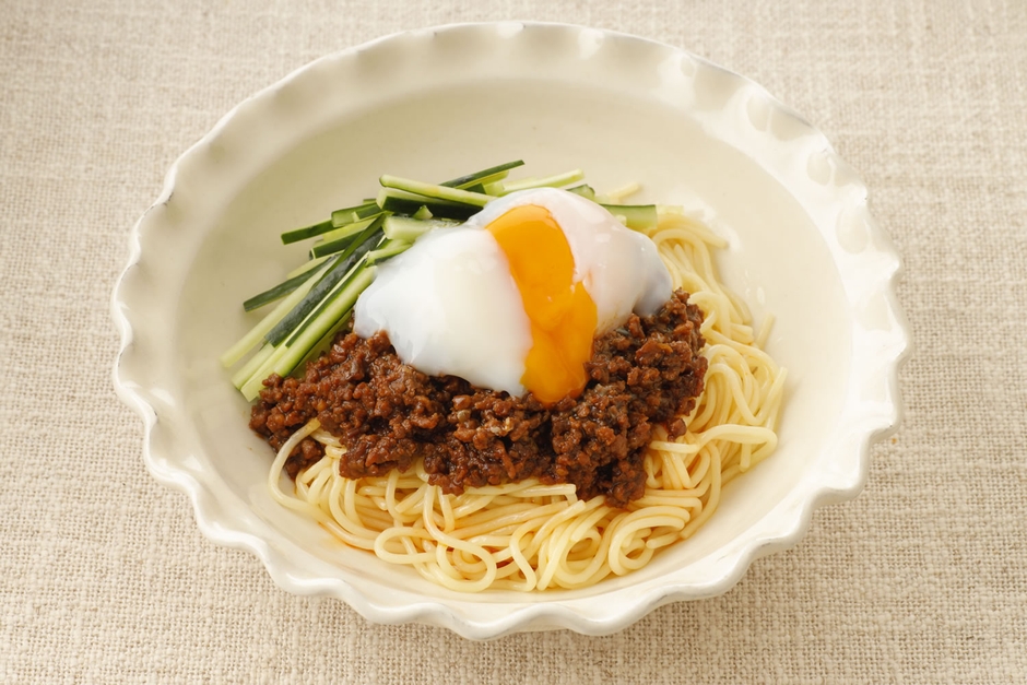 「ジャージャー麺風」:肉みそに濃厚な赤だしみそを使うと味に深みが。麺にたっぷりとのせからめながらどうぞ。