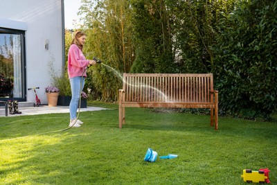 ガーデン家具の洗浄 芝生、庭木の散水
