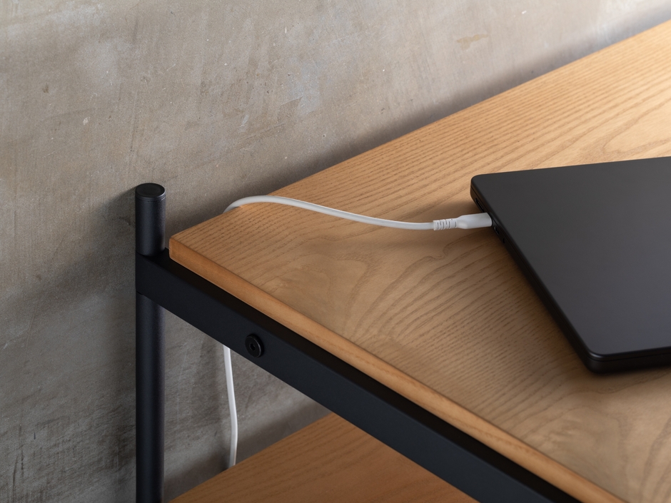 背面にケーブルが通るイメージ