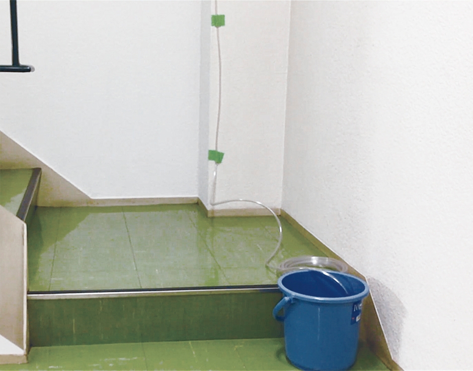 ポタポタキャッチ　排水誘導イメージ