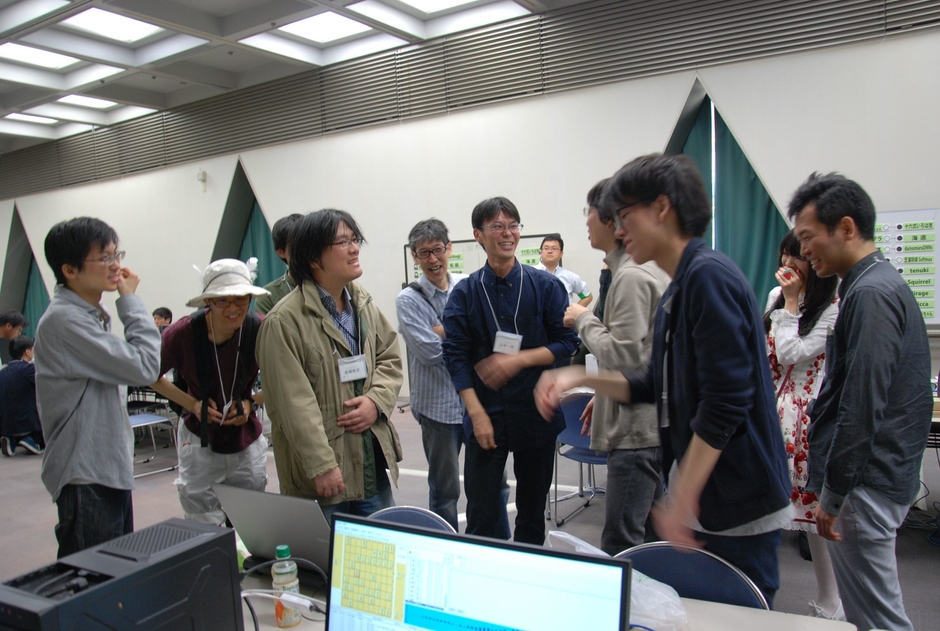 選手同士の交流の様子。交流等もコンピュータ将棋選手権開催の目的の一つ (2017年)