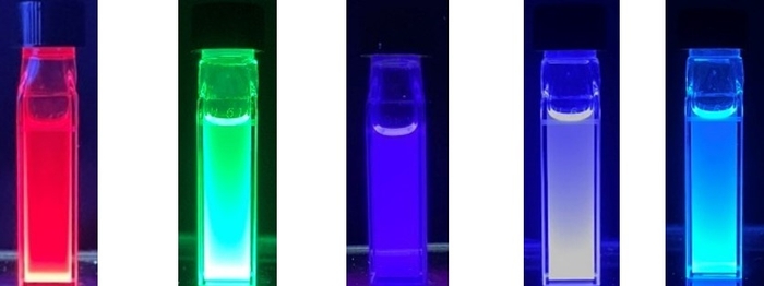 ペロブスカイト型量子ドットからのマルチカラー発光