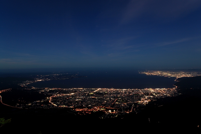 ＜別府湾方面展望所から見た別府の夜景＞