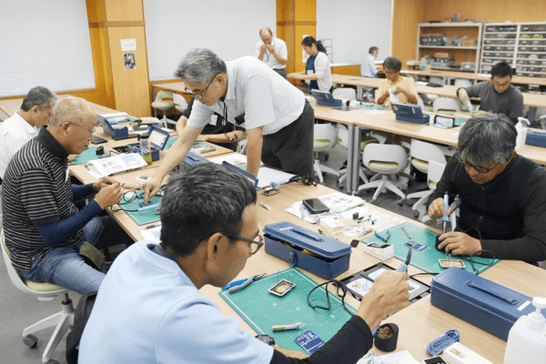 電子部品は慎重にはんだ付けしていきます