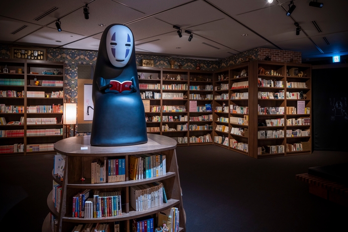 「カオナシ&本棚」