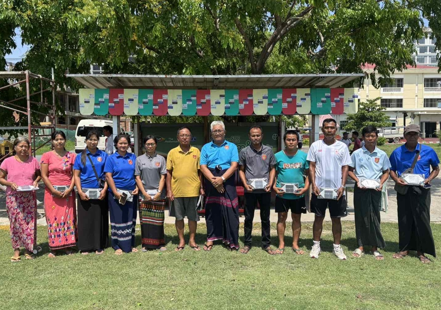 被災地マンダレーのサッカーアカデミーにソーラーランタンを寄贈