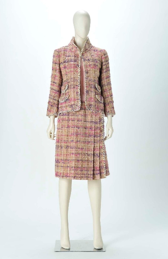 シャネル《スーツ》 デザイン：ATT.ガブリエル・シャネル、1960年代、ウール・ツイード、絹、杉野学園衣裳博物館蔵[参考出品]