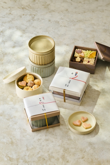 波佐見陶箱クッキー(左)と、波佐見陶箱ポン菓子ショコラ(右)