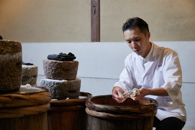 住茂登 ４代目店主「藤林空也」曳山まつりでは次期筆頭を務める傍ら、郷土料理を今後も残すべく日々研鑽している。写真は「ふなずし」を漬けているところ