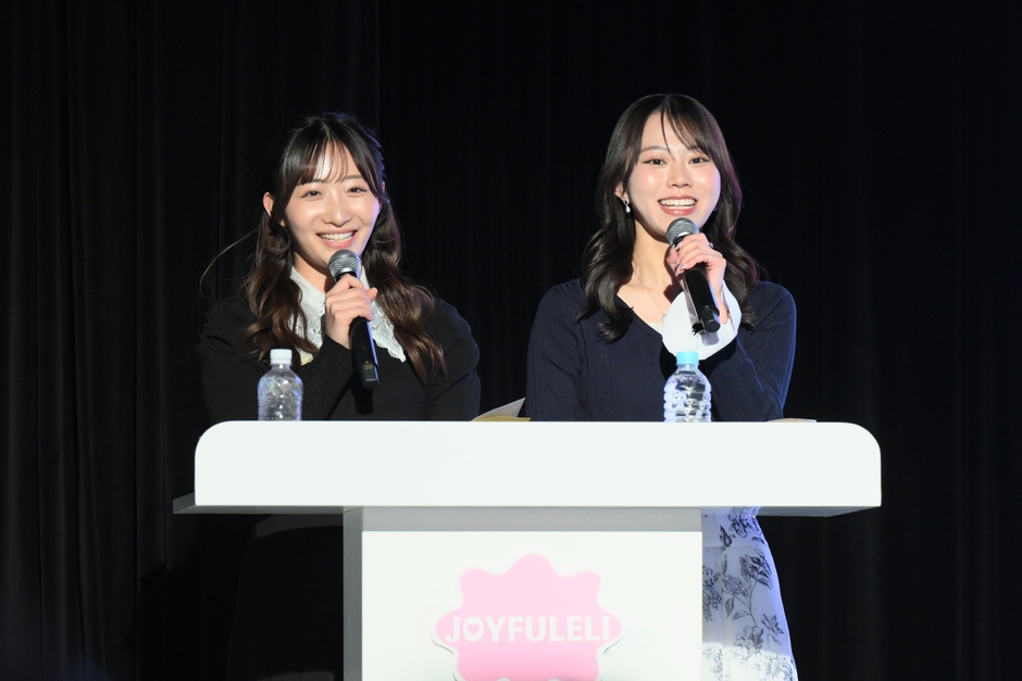 MCは振袖TEENS OGの石川翔鈴（左）と本望あやか（右）