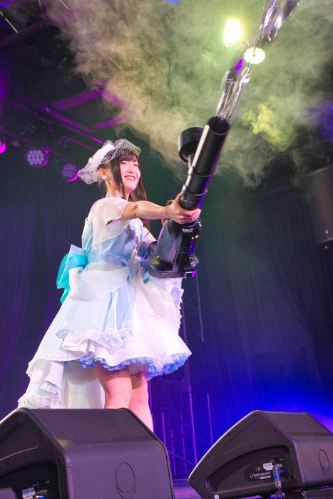 バズーカで銀テープをファンに向け煽る