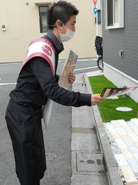 １軒１軒に挨拶をする佐々木社長