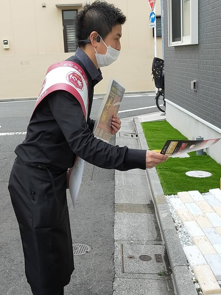 １軒１軒に挨拶をする佐々木社長