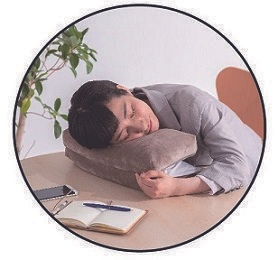 オフィスでお昼寝ピロー