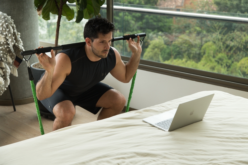 海外ではパソコンやスマホにつなぎオンラインフィットネスをするのがトレンドに