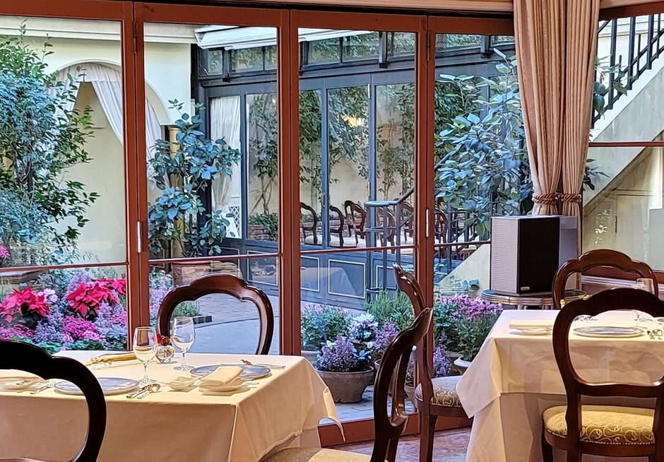 ダイニング内、適切な場所に加湿器を設置(画像内右手)。