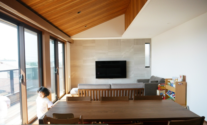 約6mもの大きな窓と、勾配屋根により明るく広い2階リビング