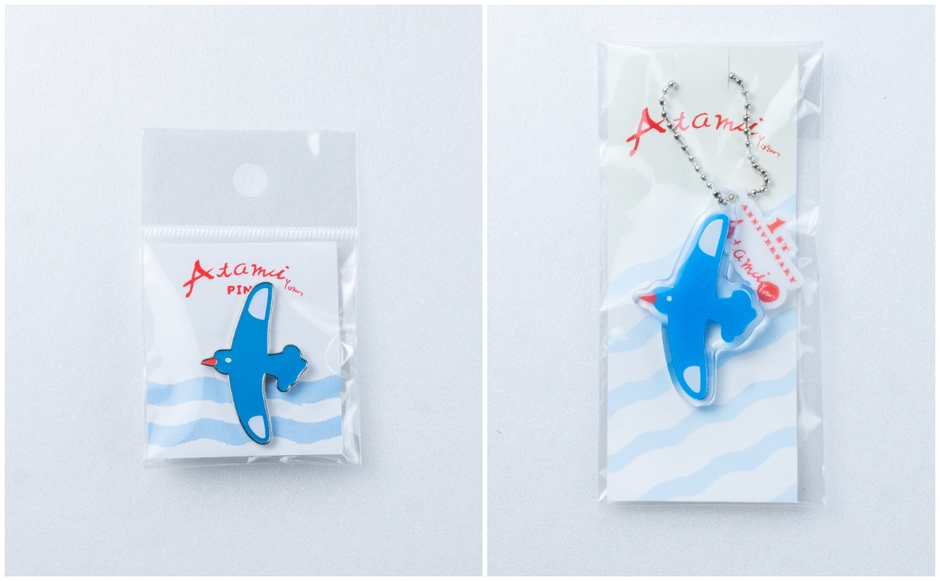 (左)ピンバッチ (右)アクリルキーホルダー