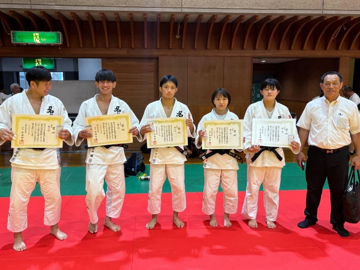 左から内藤達希選手（法１年、男子100kg級３位）、永田暖選手（法２年、男子73kg級３位）、倉知恵佑選手（法４年、男子66kg級３位）、佐々木静華選手（理工４年、女子48kg級３位）、吉村真奈選手　（法１年、女子70kg級優勝）、平野多俊監督