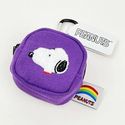 スヌーピーのお顔の刺繍が愛らしいミニポーチ。たくさんのカラーバリエーションから自分好みのひとつを選べちゃう！
