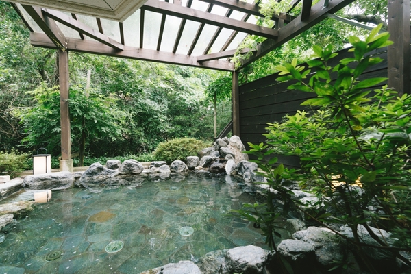 緑に囲まれ森林浴ができる露天風呂