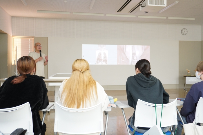 アナトマージテーブルを使用しながら、体の仕組みを細かく確認し、救命のイメージを深めます。