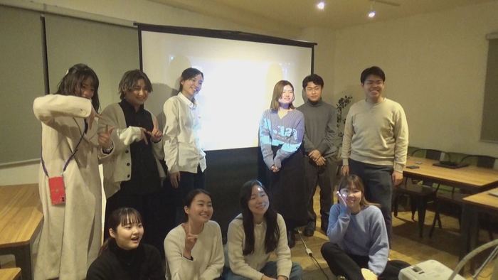 高橋悠太さんとメンバーの集合写真