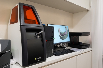 6. 技工所 左から 3Dプリンター、PC、入れ歯データ読み取り機械