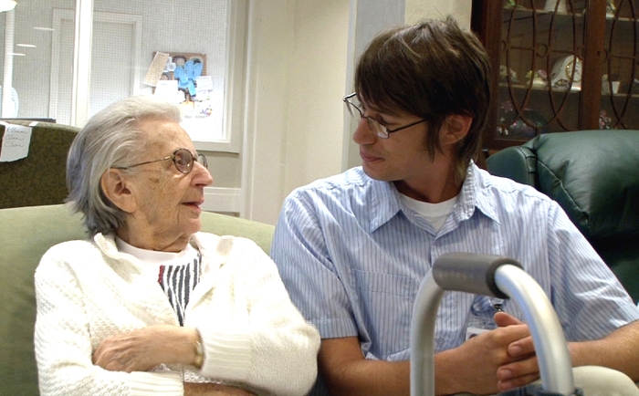 認知症のエブリン(左)と、施設職員のジョン(右)